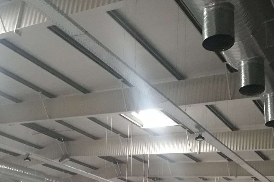 Gaines de ventilation et de climatisation dans un grand volume industriel