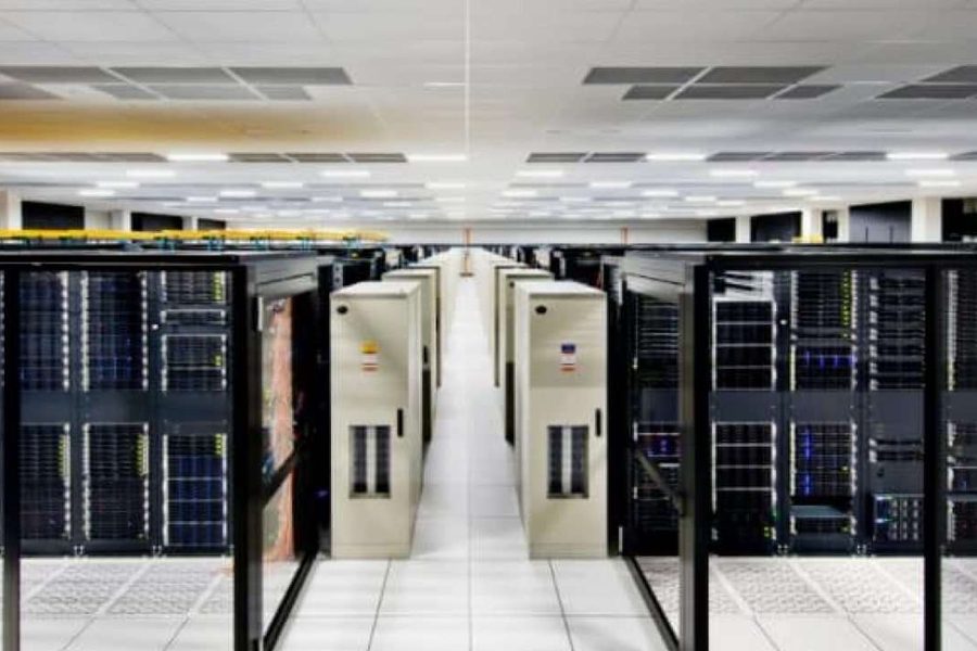 Salle technique de data center avec armoires et allées alimentées