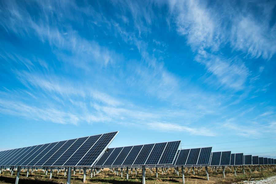 Centrale de panneaux solaires sous un ciel bleu