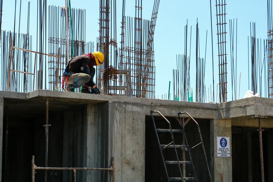 Ouvrier sur un chantier de structure en béton armé