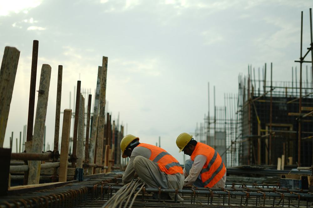 Ouvriers en casques et gilets sur un chantier de ferraillage