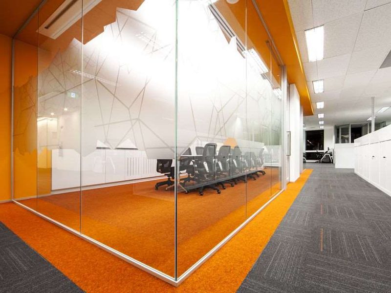 Plateau de bureaux aménagé avec cloisons vitrées